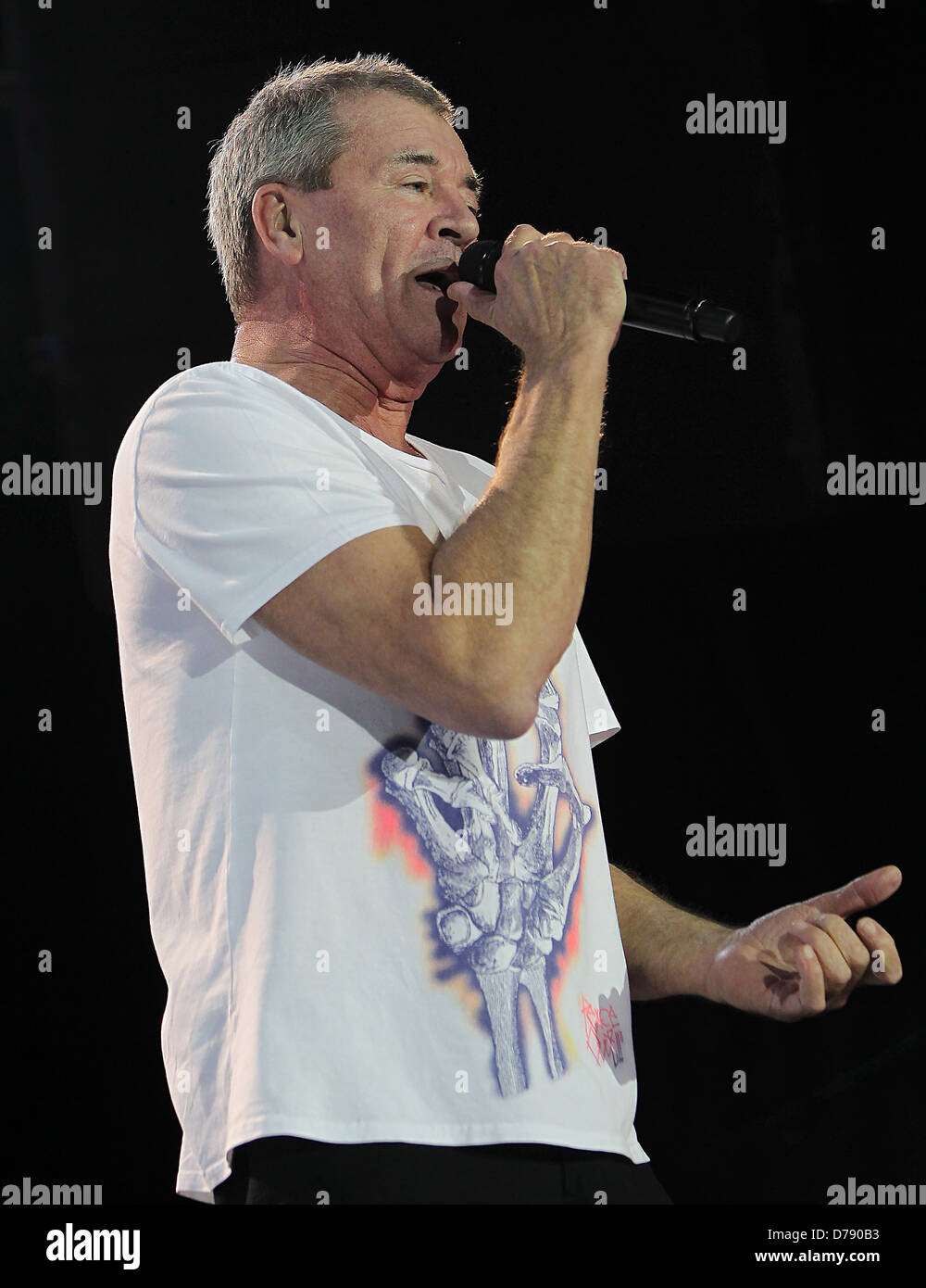 Deep Purple Ian Gillan Auftritten auf der Bühne in der O2 Arena als Teil von Deep Purple mit einem 32-köpfigen Orchester. London, England Stockfoto