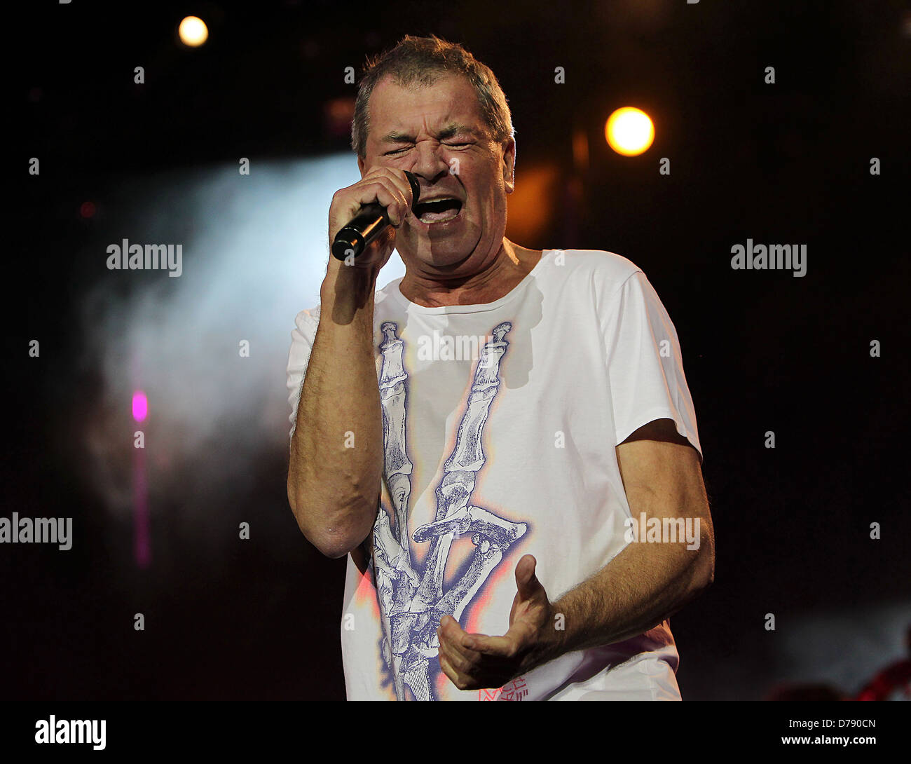 Deep Purple Ian Gillan Auftritten auf der Bühne in der O2 Arena als Teil von Deep Purple mit einem 32-köpfigen Orchester. London, England Stockfoto