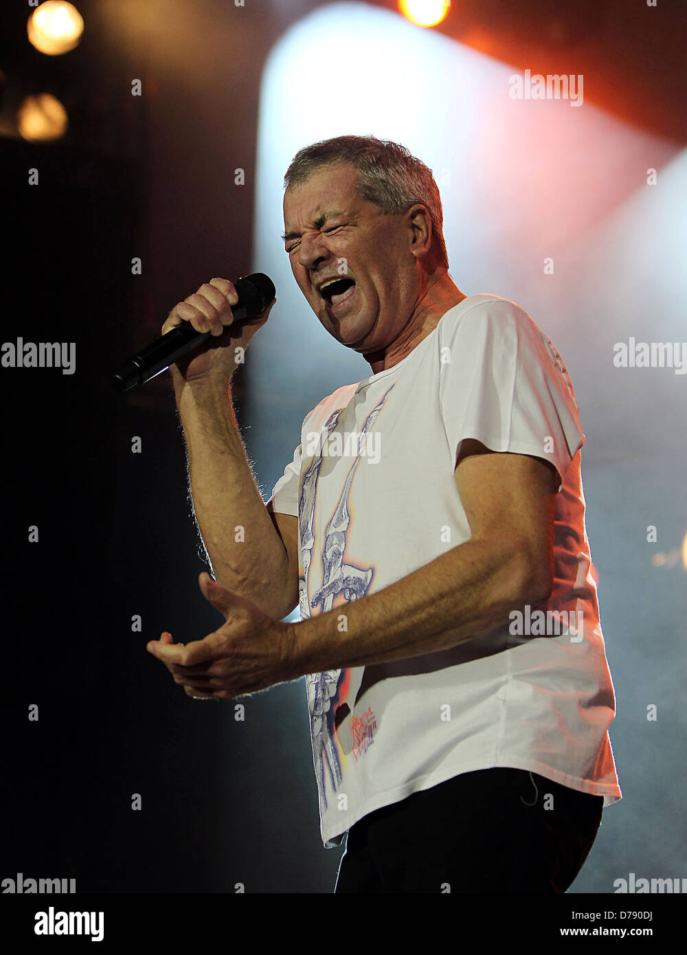 Deep Purple Ian Gillan Auftritten auf der Bühne in der O2 Arena als Teil von Deep Purple mit einem 32-köpfigen Orchester. London, England Stockfoto