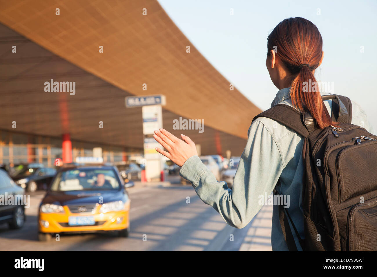 Junge Reisende ein Taxi am Flughafen Stockfoto