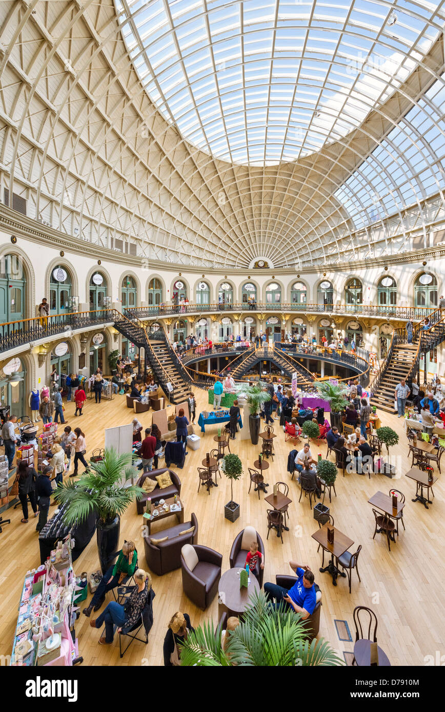 Geschäfte, Restaurants und Samstag Markt Stände, The Corn Exchange, Leeds, West Yorkshire, Großbritannien Stockfoto