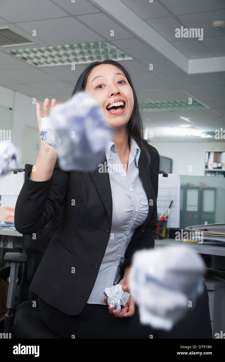 Angestellter im Büro Papier zu werfen Stockfoto