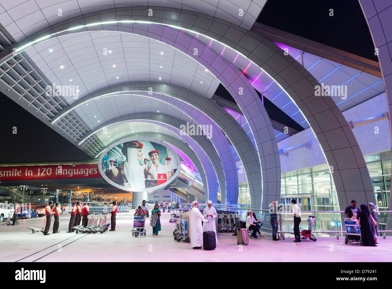 Moderne Architektur am Terminal 3 am Dubai International Airport Vereinigte Arabische Emirate Stockfoto