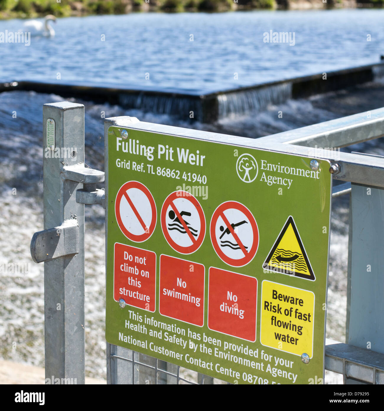 Das Warnschild an Fulling Grube Weir, Sudbury, Suffolk, England. Stockfoto