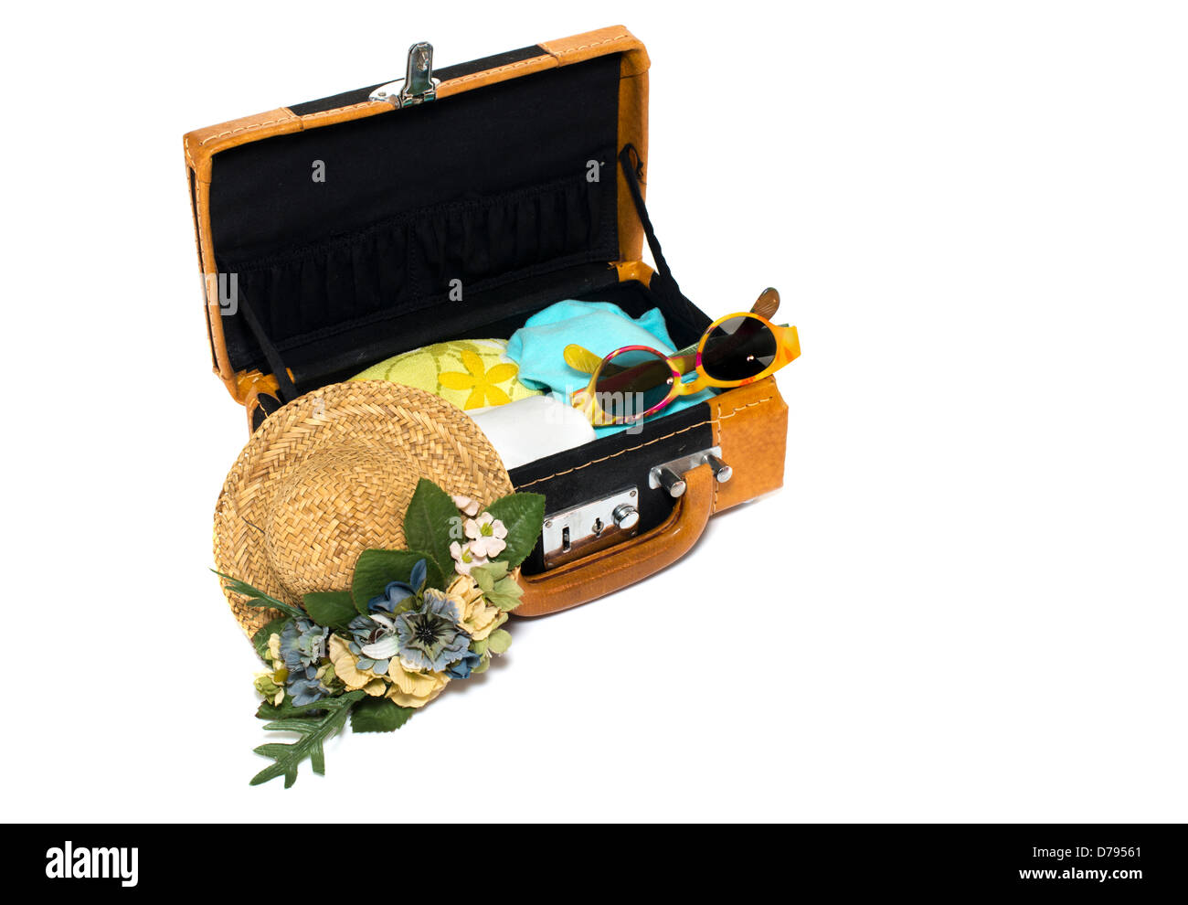 Koffer mit Sommerhut und Gläser isoliert auf weiss Stockfoto