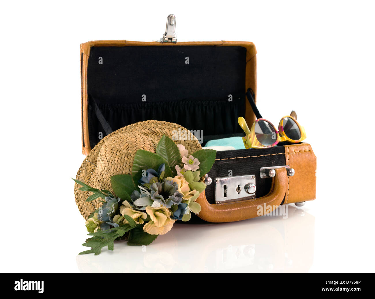 Koffer mit Sommerhut und Gläser isoliert auf weiss Stockfoto