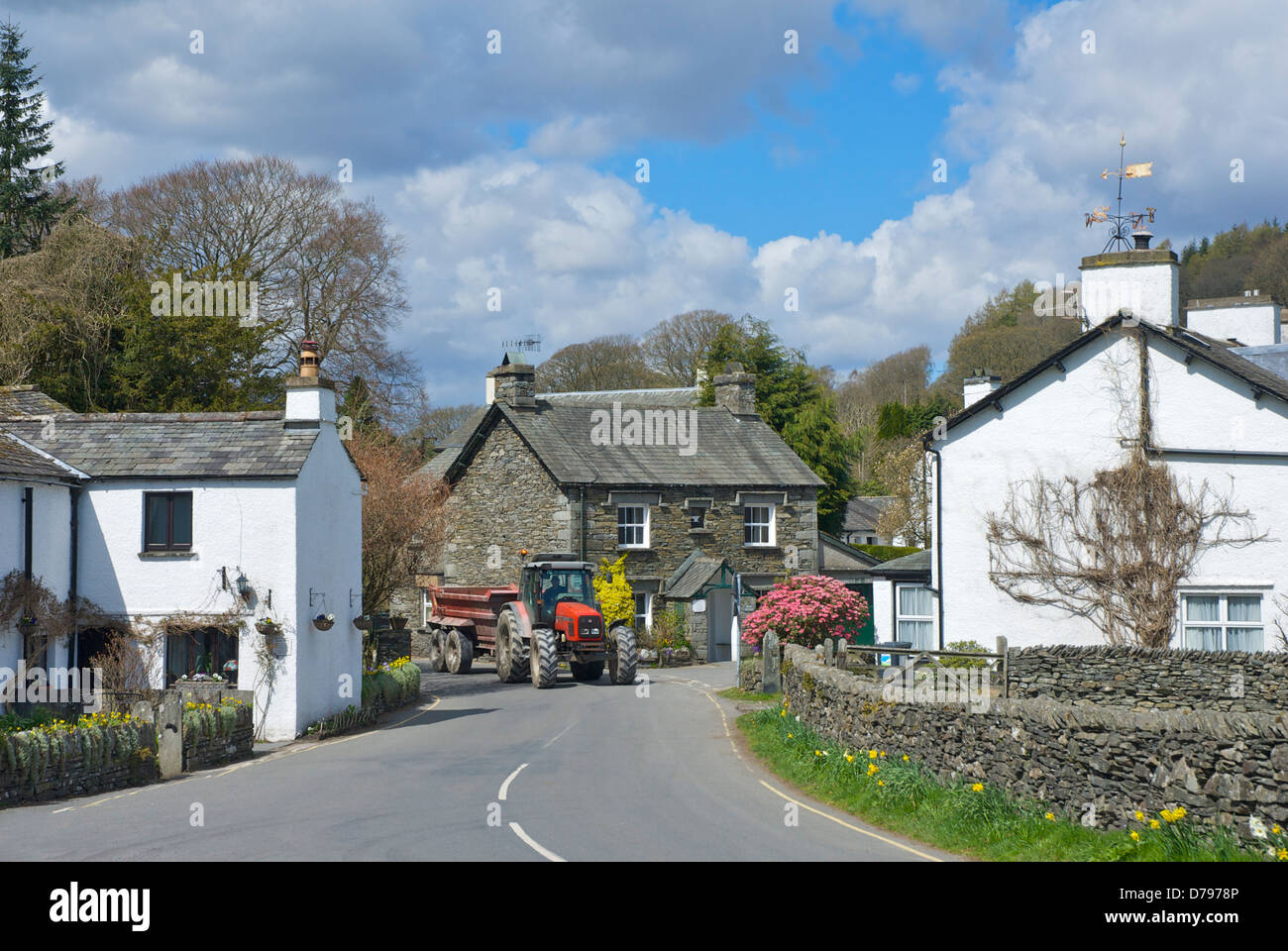Zugmaschine und Anhänger im Dorf von nahe Sawrey, Nationalpark Lake District, Cumbria, England UK Stockfoto