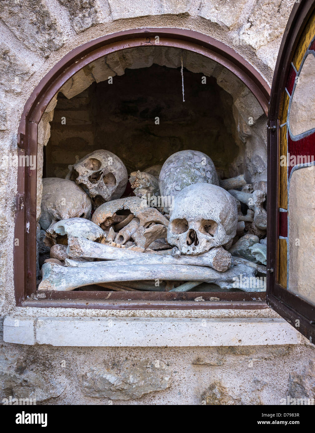 Ein Beinhaus mit Knochen der ehemaligen Mönche und Priester im Spiliotisa Kloster, in der Nähe von Itilo, innere Mani, Peloponnes, Griechenland. Stockfoto