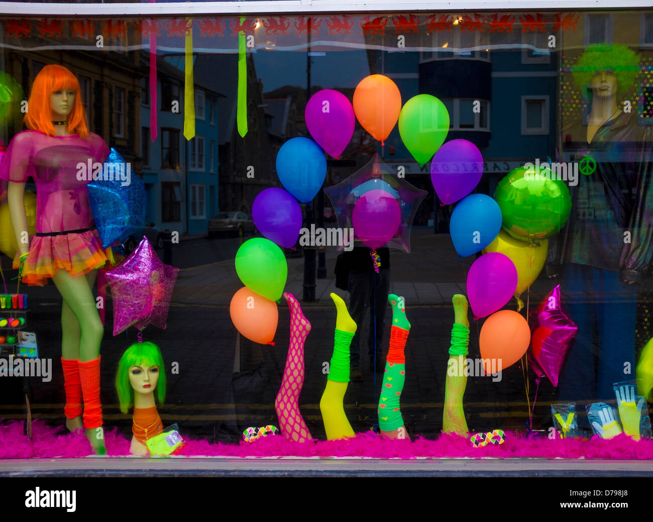 Hellen grellen bunte bunt fluoreszierenden Party-Kleidung auf dem Display in einem Kostüm-Schaufenster, UK Stockfoto