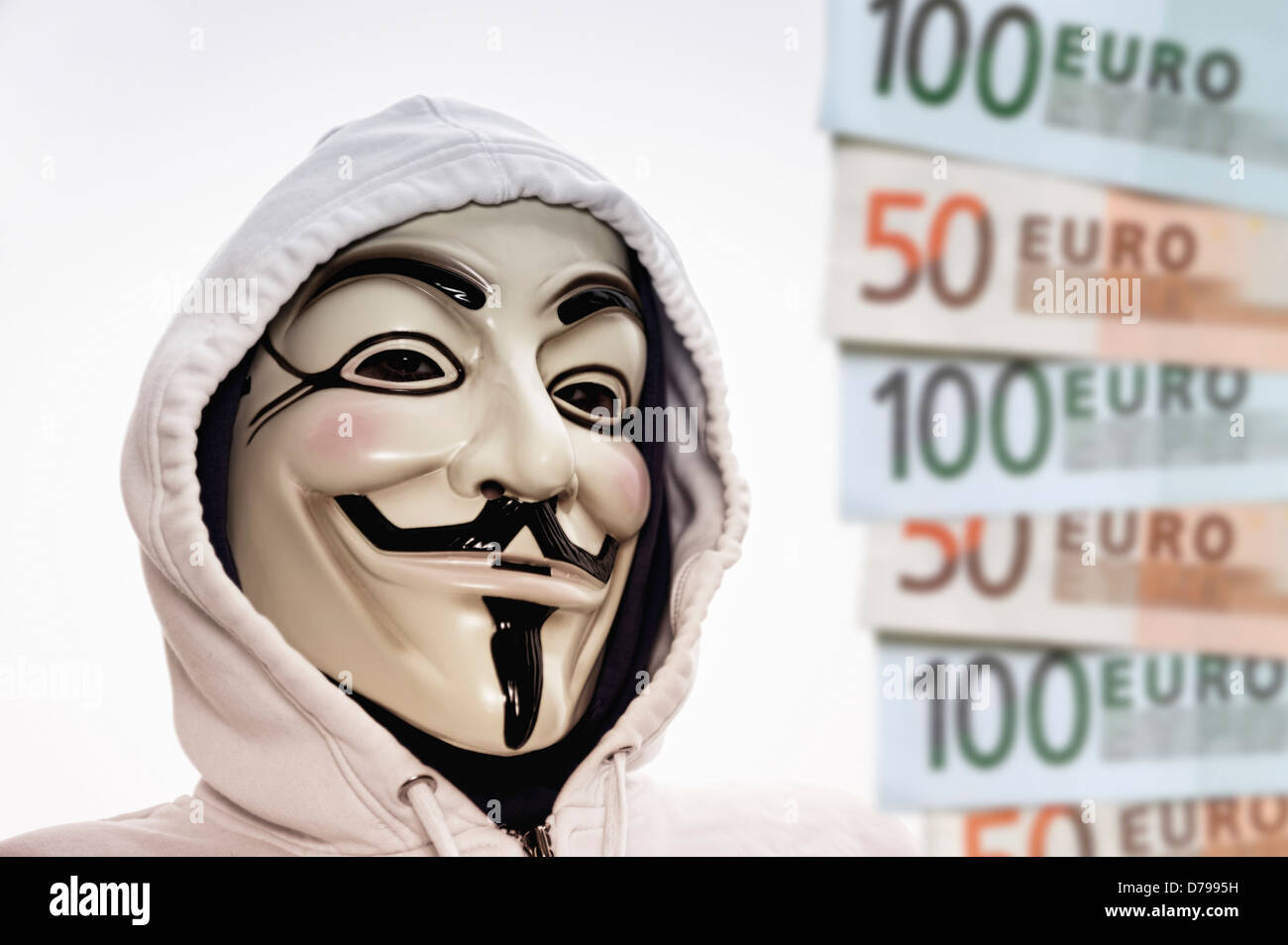Mann mit Maske und Bank Notes Occupy, Proteste gegen die Macht der Banken, Mann Mit Occupy-Maske Und Geldscheinen, Mobilfunktarife Stockfoto