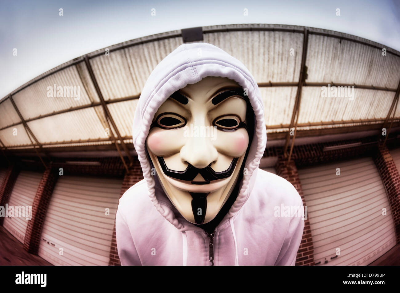 Mann mit Maske Occupy, Proteste gegen die Macht der Banken, Mann Mit Occupy-Maske, Mobilfunktarife Gegen Die Macht der Banken Stockfoto