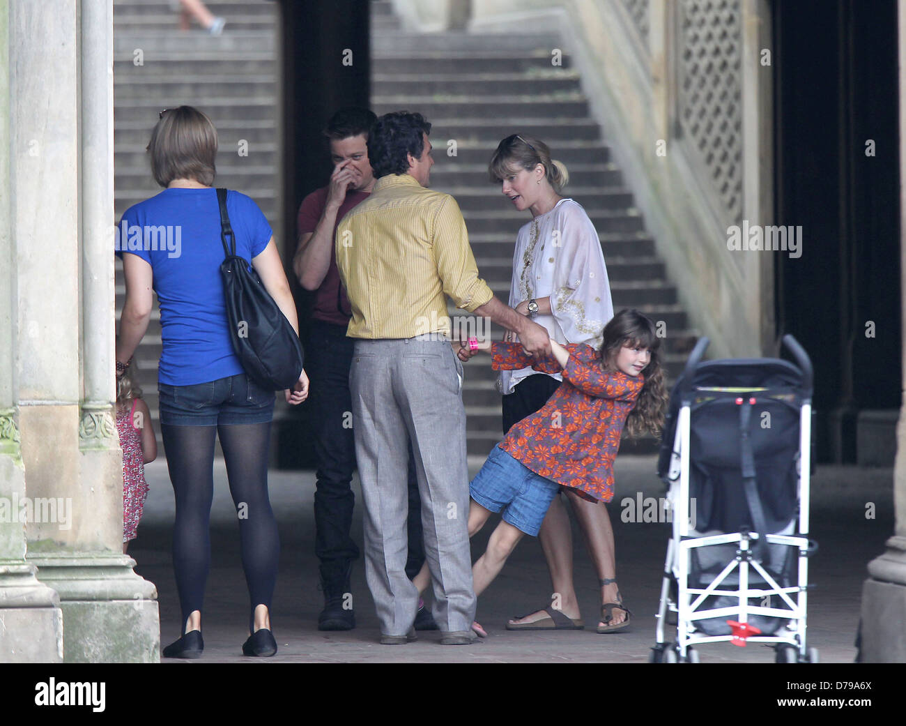 Mark Ruffalo, seiner Frau Sunrise Coigney und ihre Tochter am Set von 'The Avengers', shooting on Location in Manhattan neu Stockfoto