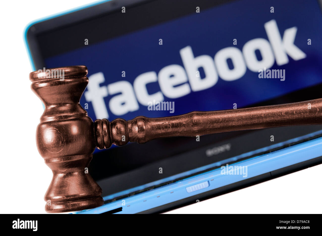 Hammer des Richters vor Computer mit Facebook-Logo, Richterhammer Vor Computer Mit Facebook-Logo Stockfoto