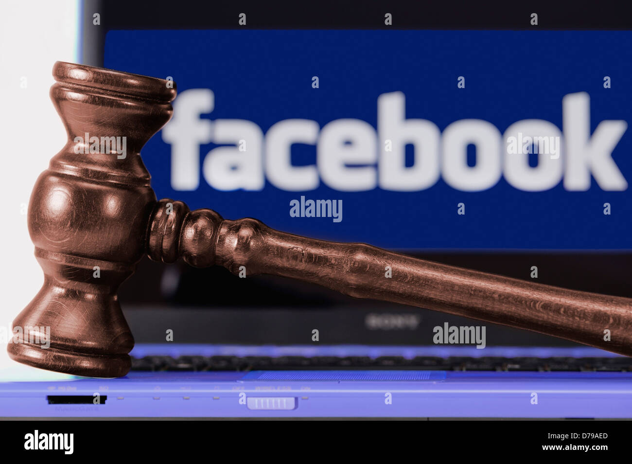 Hammer des Richters vor Computer mit Facebook-Logo, Richterhammer Vor Computer Mit Facebook-Logo Stockfoto