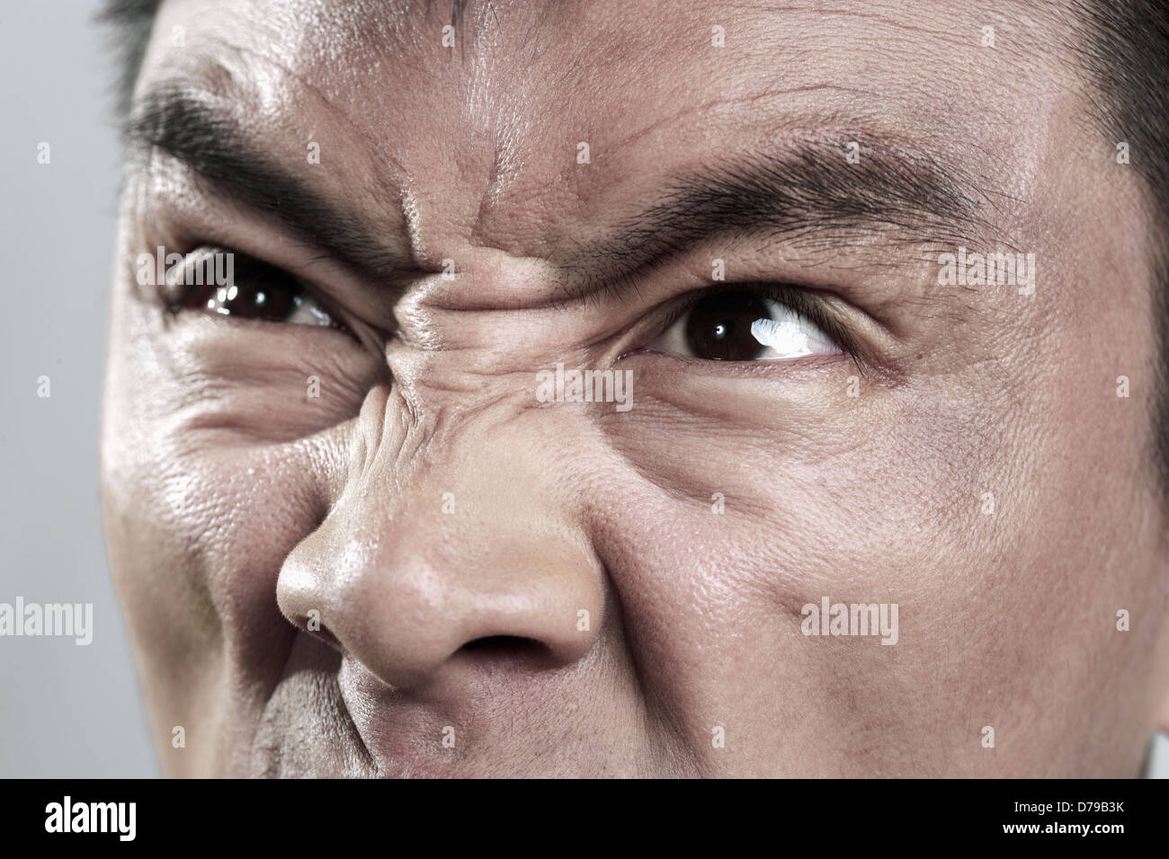 Extreme Nähe mans bis auf böse Gesicht Stockfotografie - Alamy