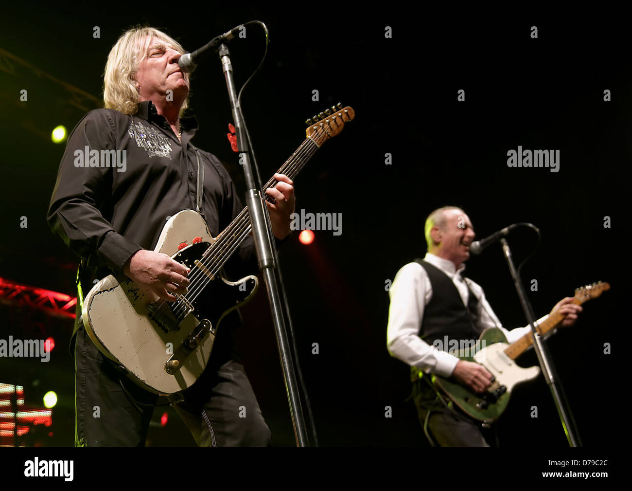 Rick Parfitt und Francis Rossi von Status Quo in Liverpool Echo Arena durchführen. Liverpool, England - 06.12.11 Stockfoto