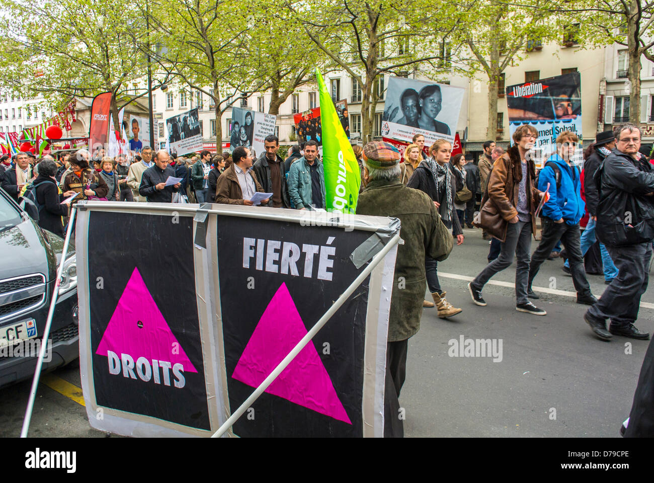 Paris, Frankreich. Menschenmenge, auf Demonstration, französische Gewerkschaften, CGT, Demonstration am 1. Mai, Labor Day, aktivistischer Protest, Plakat aufgreifen Stockfoto