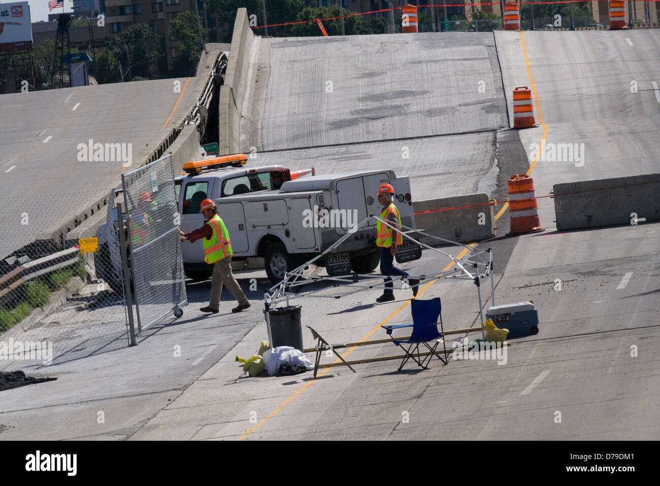 Die Arbeiten beginnen die Bereinigung für die Brücke 35W zusammengebrochen Über den Mississippi im Jahr 2007 Stockfoto