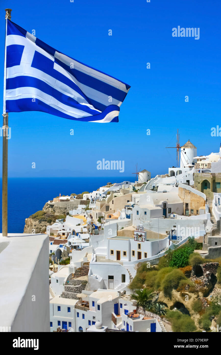 Ansicht von Windmühlen mit Griechenland Flagge im Dorf Oia auf der Insel Santorini, Griechenland Stockfoto