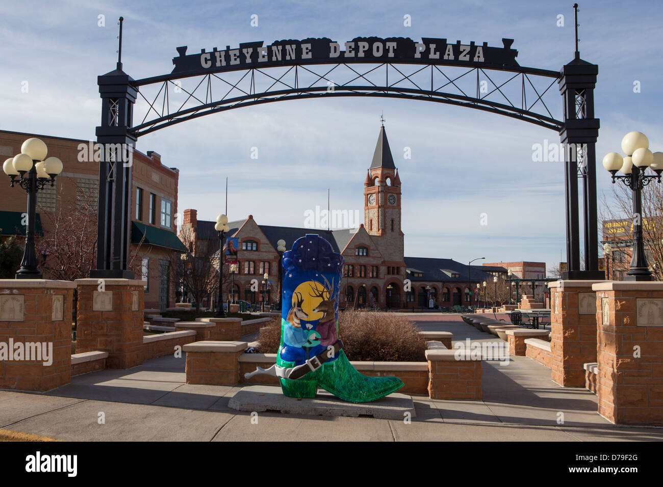 Eine Boot-Skulptur in der Cheyenne Depot Plaza, Depot im Hintergrund, Cheyenne, WY. Stockfoto