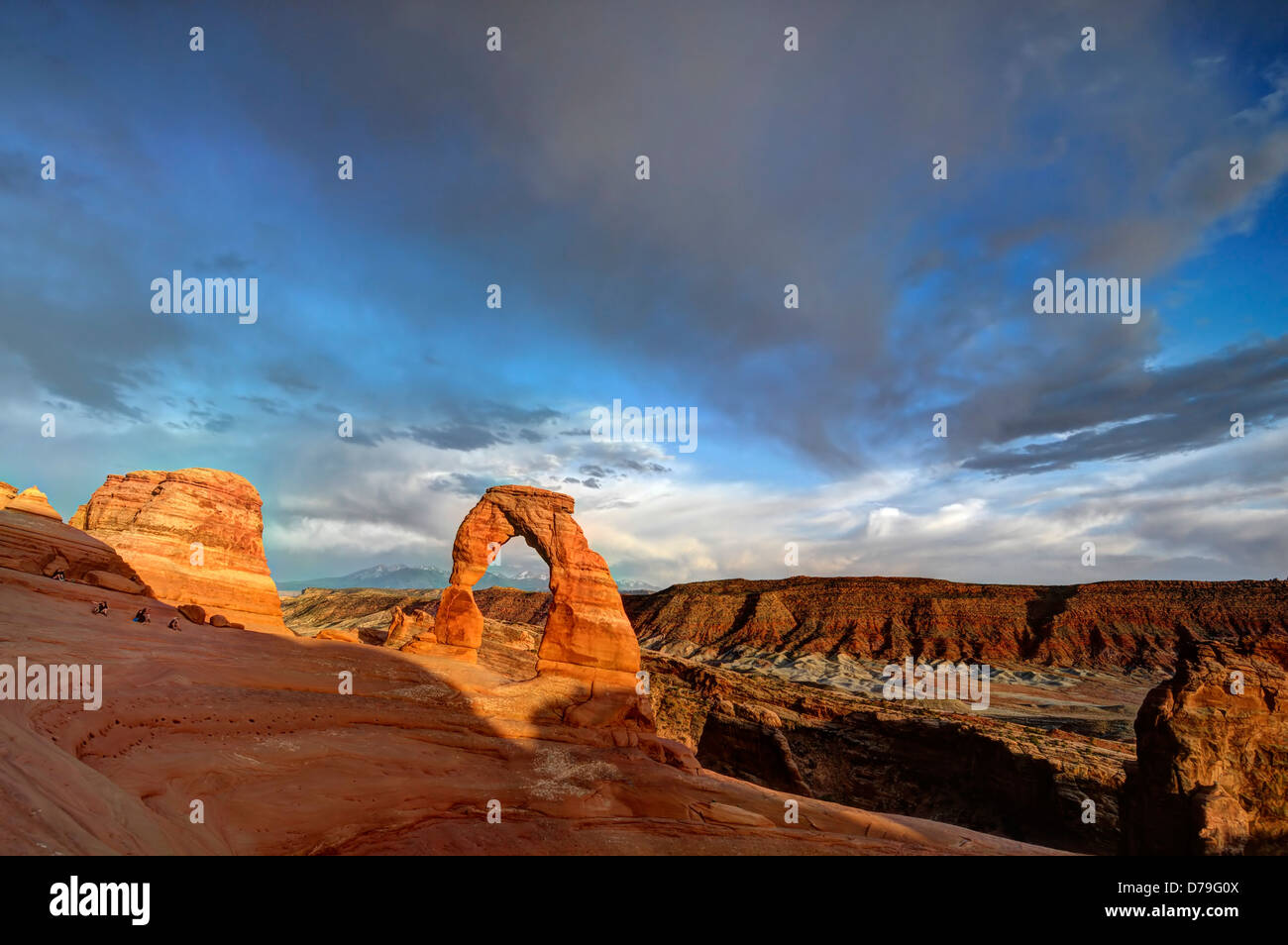 Delicate Arch bei Sonnenuntergang Arches National Park, Utah aus rotem Sandstein Felsen Bildung Glühen Glühen Stockfoto