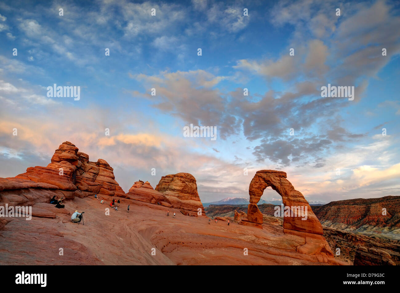 Delicate Arch bei Sonnenuntergang Arches National Park, Utah aus rotem Sandstein Felsen Bildung Glühen Glühen Stockfoto