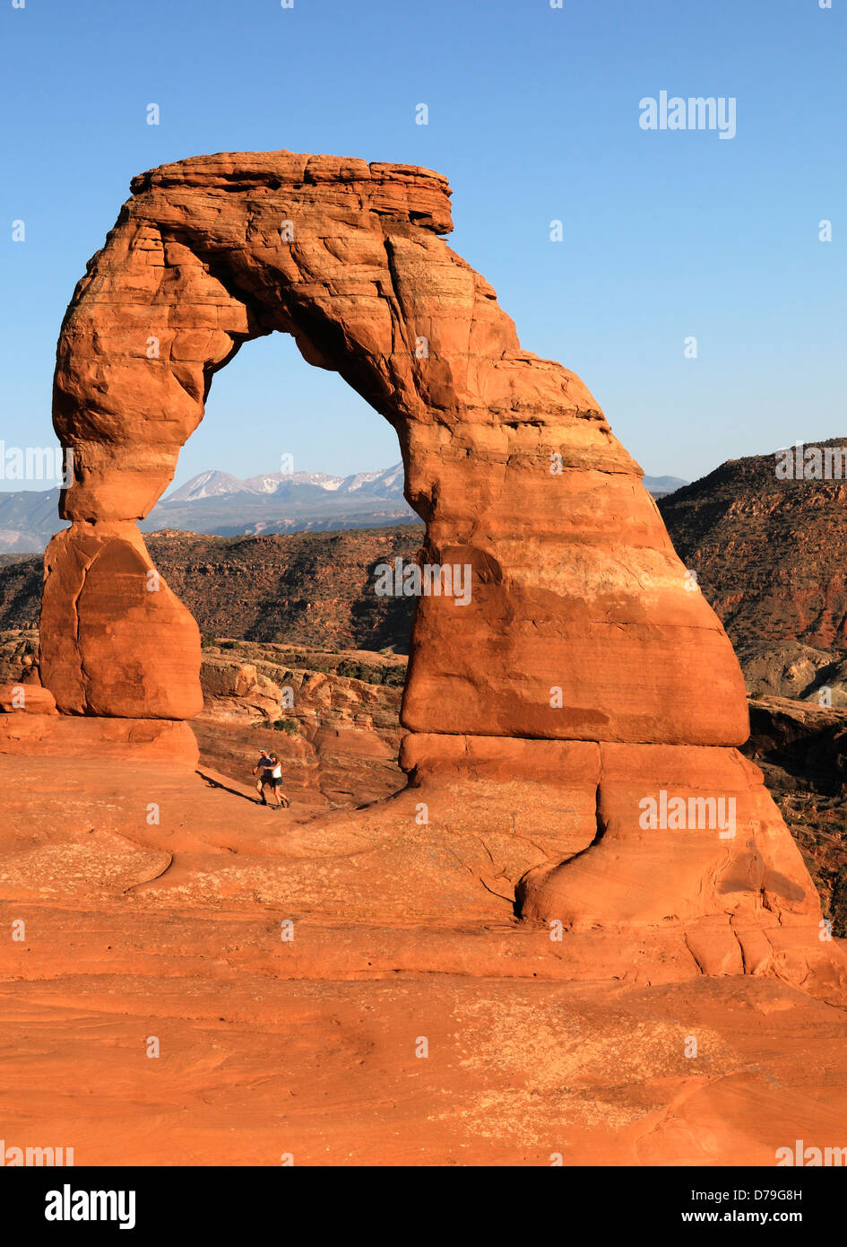 Delicate Arch bei Sonnenuntergang Arches National Park, Utah aus rotem Sandstein Felsen Bildung Glühen Glühen Stockfoto