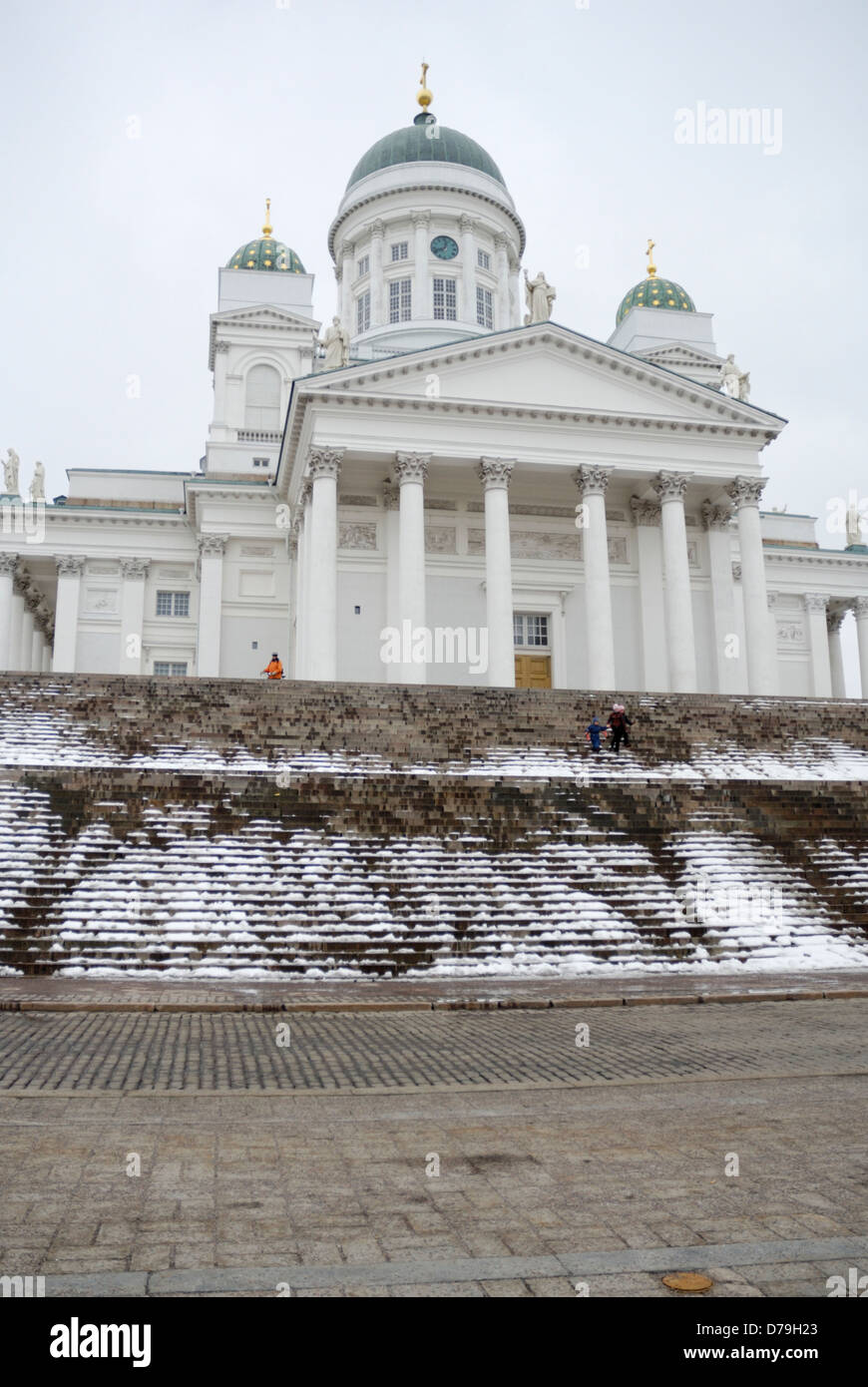 Dom von Helsinki mit Touristen, Helsinki, Finnland Stockfoto