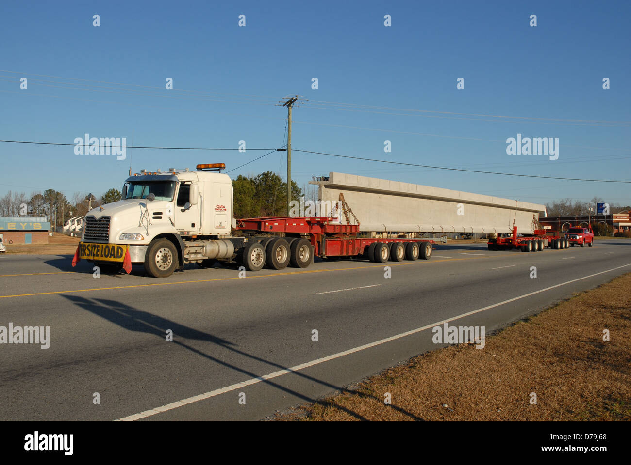 Ein grosser Lastwagen mit einem i-Träger für den Brückenbau. Stockfoto