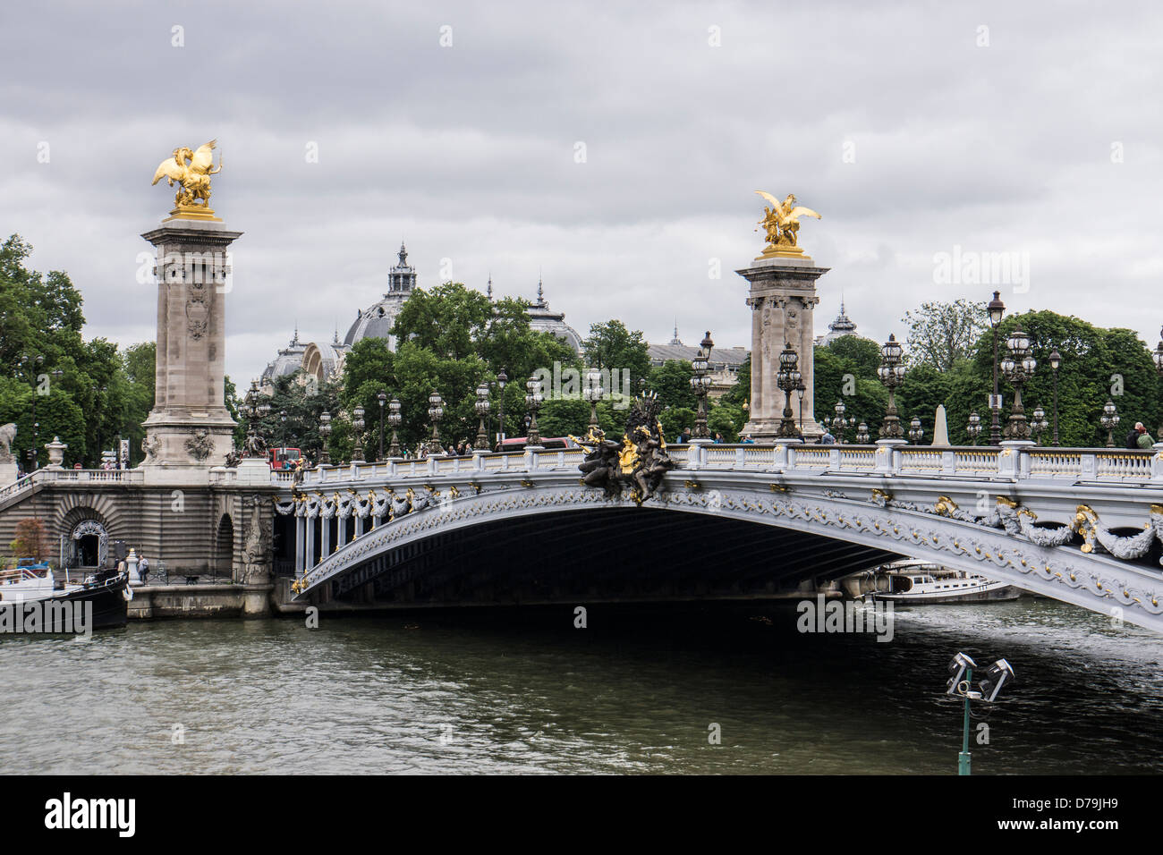 Alexander III Brücke Statuen und Petite Palais im Hintergrund in Paris Frankreich Stockfoto