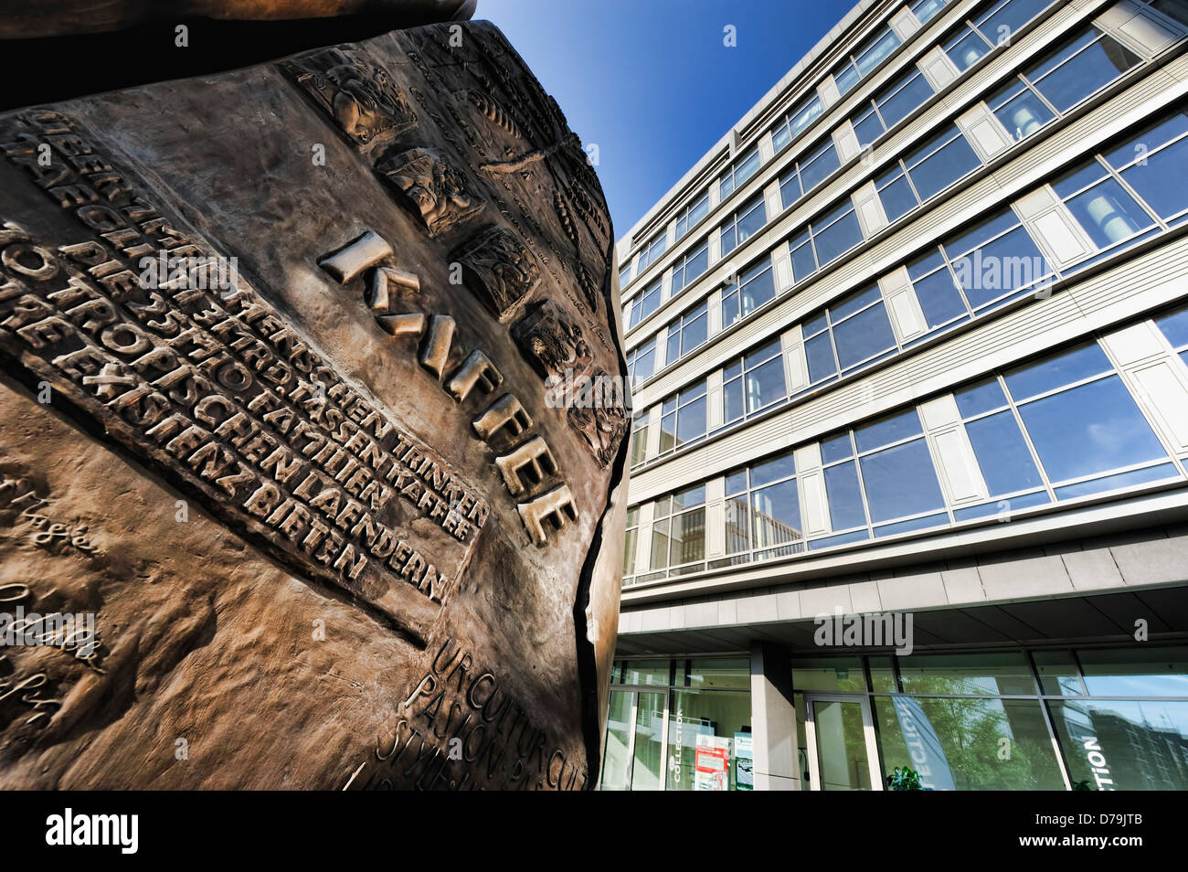 Skulptur einer Kaffeebohne in der International Coffee Plaza im Hafen von Hamburg, Deutschland, Europa, Skulptur einer Stockfoto