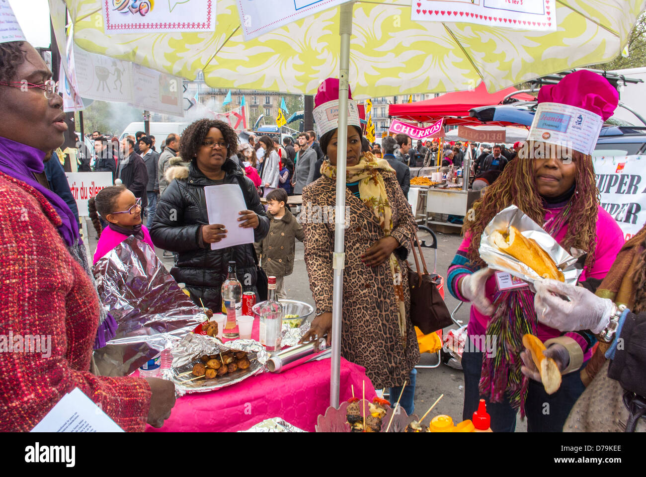 Paris, Frankreich, Afrikanische Frauen mit Lebensmittelstand auf dem Bürgersteig bei der Kundgebung am 1. Mai, Tag der Arbeit, afrikanische Geschäftsfrau, schwarze Gemeinschaft paris Stockfoto