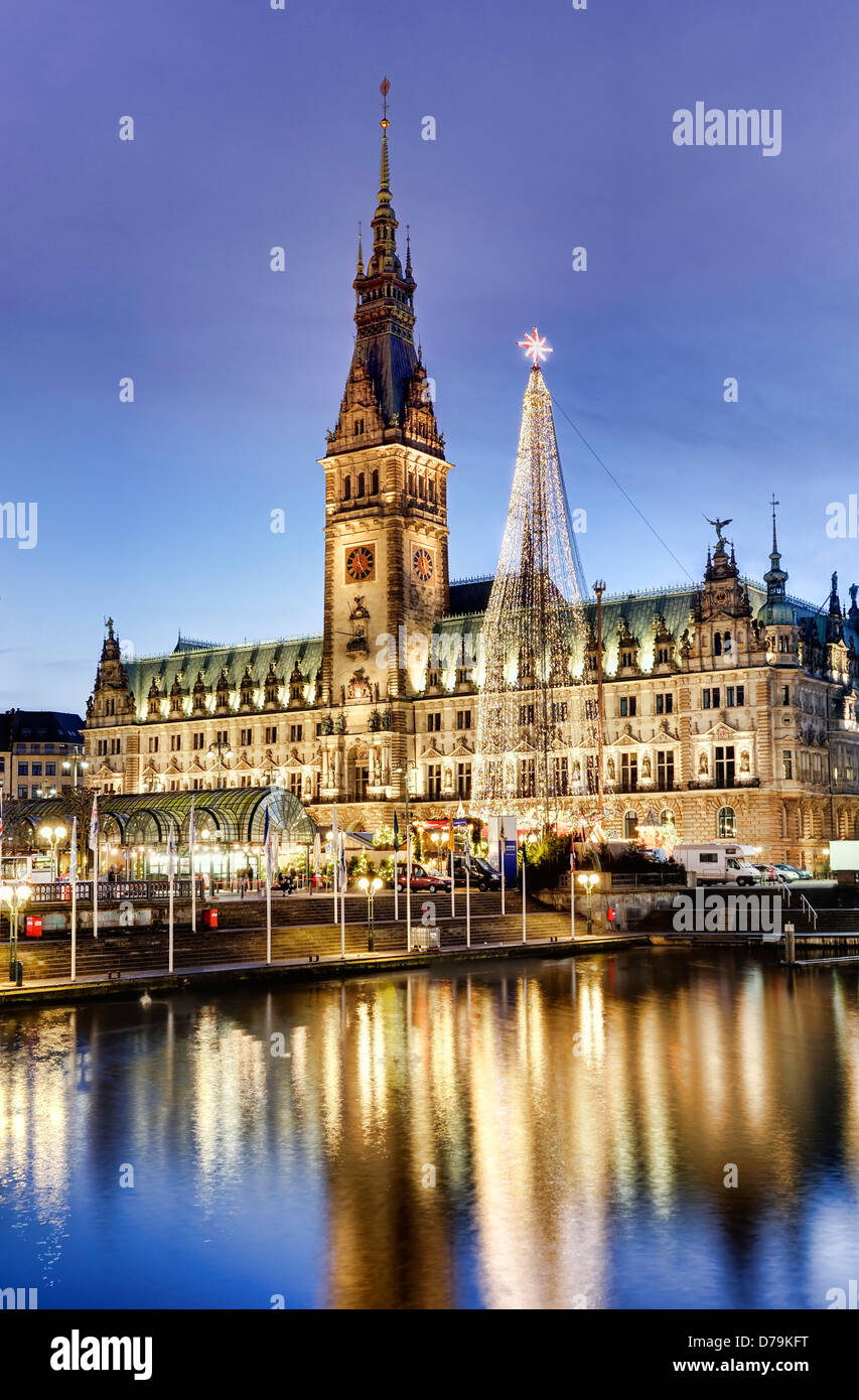 Hamburger Rathaus mit Weihnachtsmarkt auf die Weihnachtszeit in Hamburg, Deutschland, Europa Stockfoto