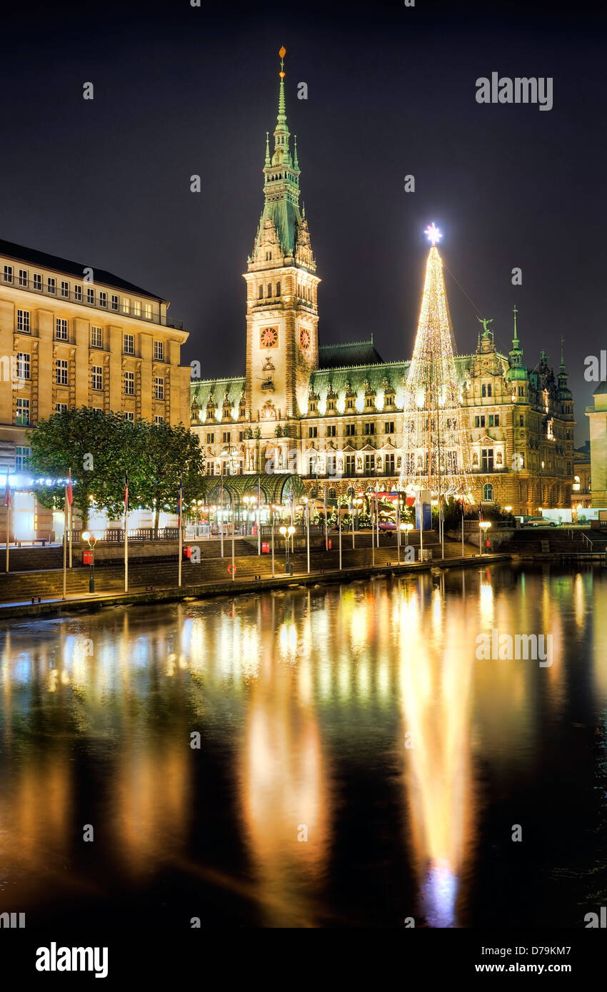Rathaus mit Weihnachtsmarkt und die kleine Alster in der Weihnachtszeit in Hamburg, Deutschland, Europa Stockfoto