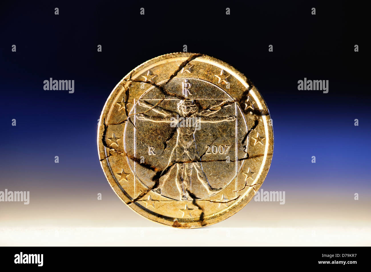 Italienische Euro-Münze einer mit Tränen, Schuldenkrise, Italienische Ein-Euro-Münze Mit Rissen, Schuldenkrise Stockfoto