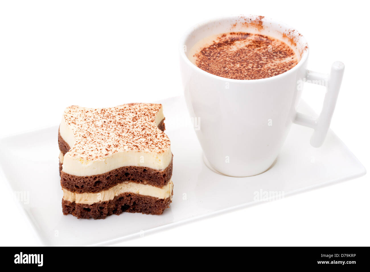 Kaffee Schwamm Kuchen serviert mit einer Tasse Cappuccino - Studio gedreht mit weißem Hintergrund Stockfoto