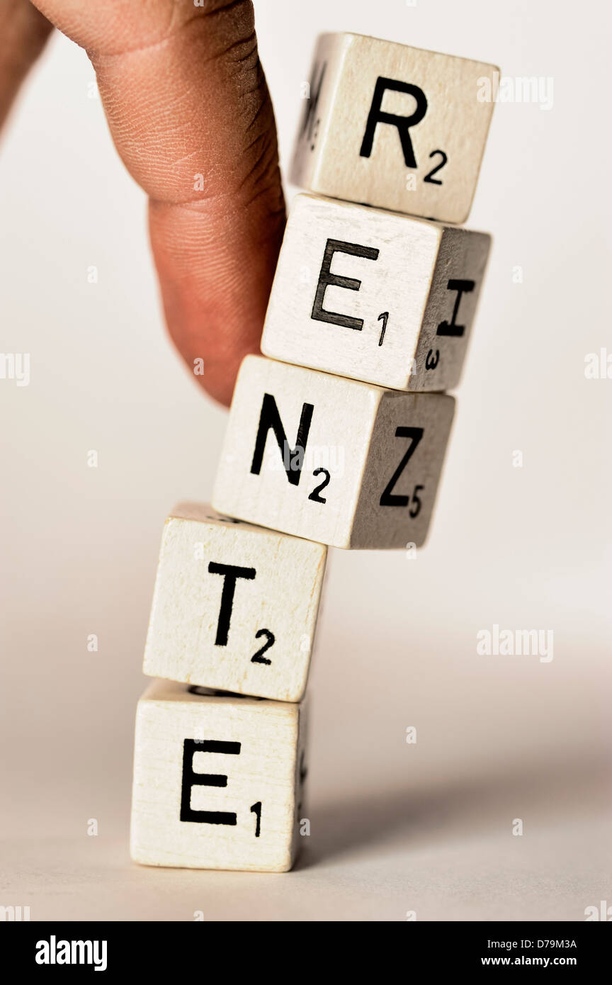 Brief-Turm mit Rente Schlaganfall, unsichere Renten, Umstürzender Buchstabenturm Mit Rente-Schriftzug, Unsichere Ren herunterfallen Stockfoto