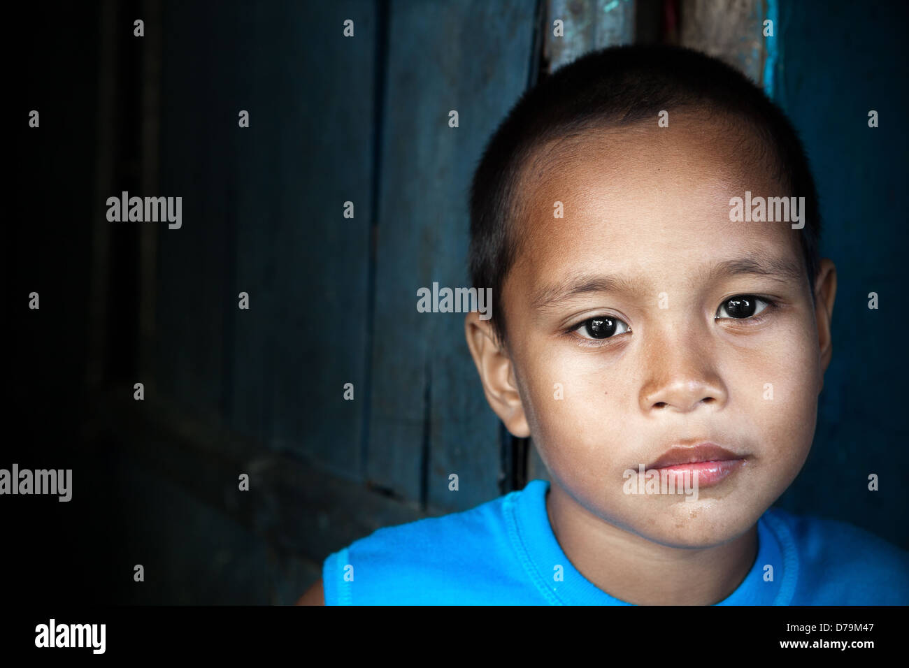 Porträt eines asiatischen Kindes - Filipino Boy von Wand in natürlichem Licht Stockfoto