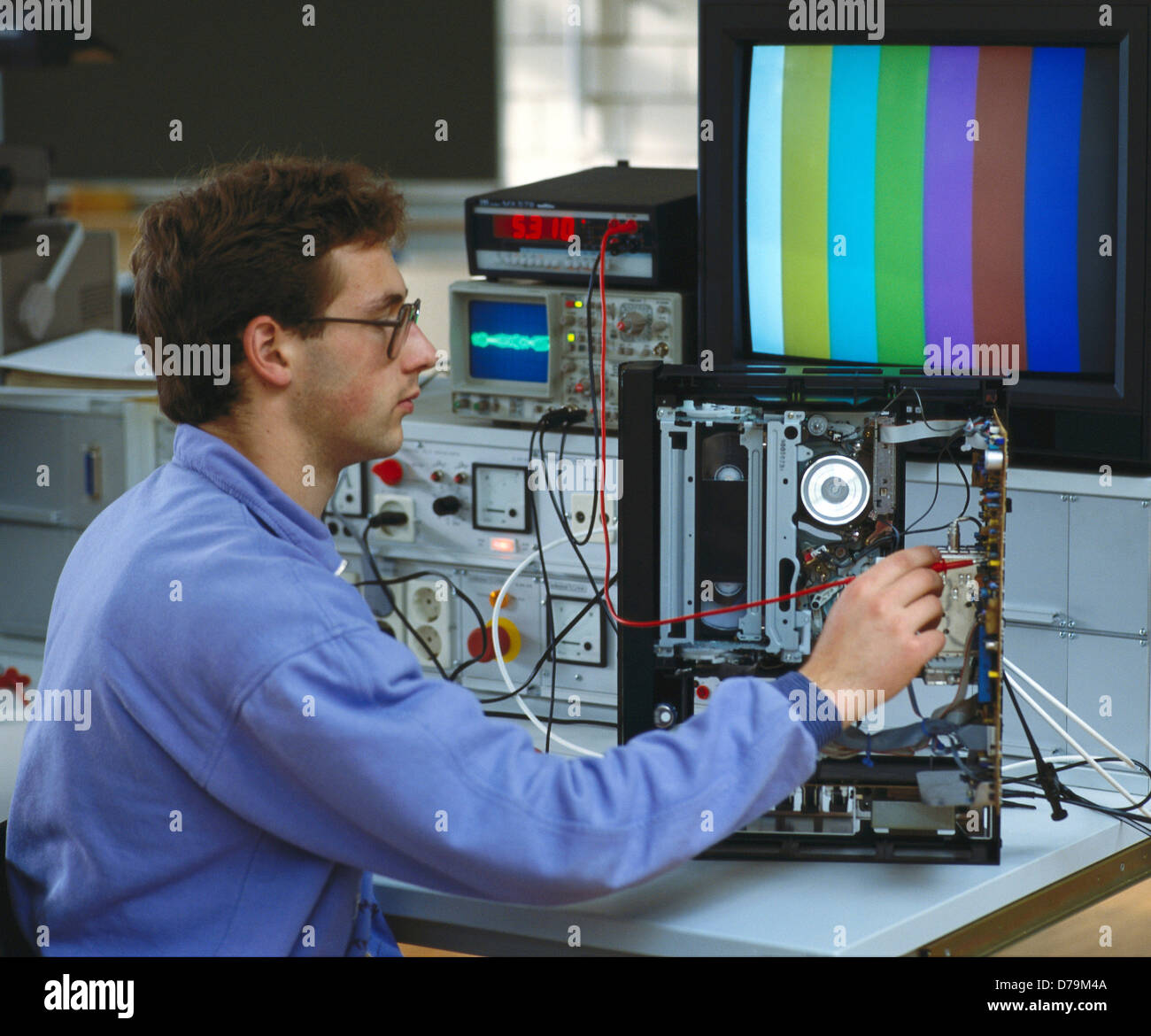 Fernsehtechniker -Fotos und -Bildmaterial in hoher Auflösung – Alamy