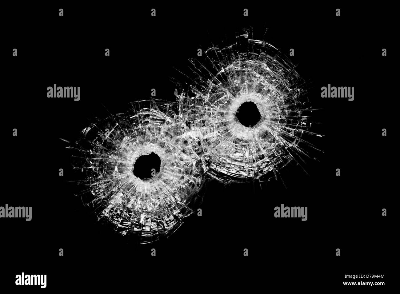 Einschusslöcher in Glas - authentische Kugel Löcher Nahaufnahme isoliert auf schwarz Stockfoto