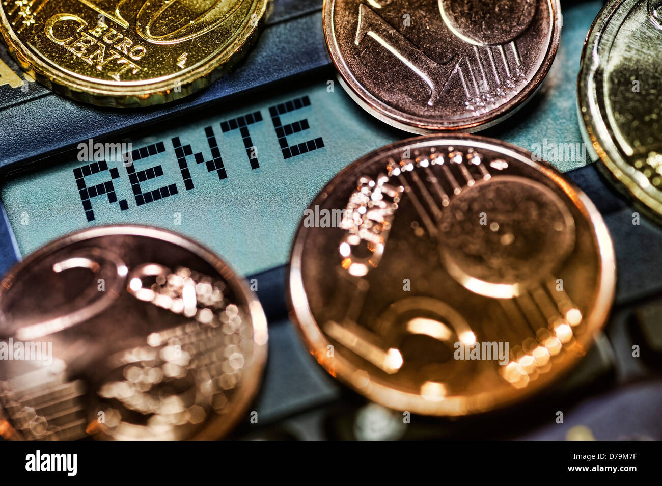 Pension Schlag auf einen Taschenrechner und monetären Münzen, niedrigen Renten, Rente-Schriftzug Auf Einem Taschenrechner Und Geldmünze Stockfoto