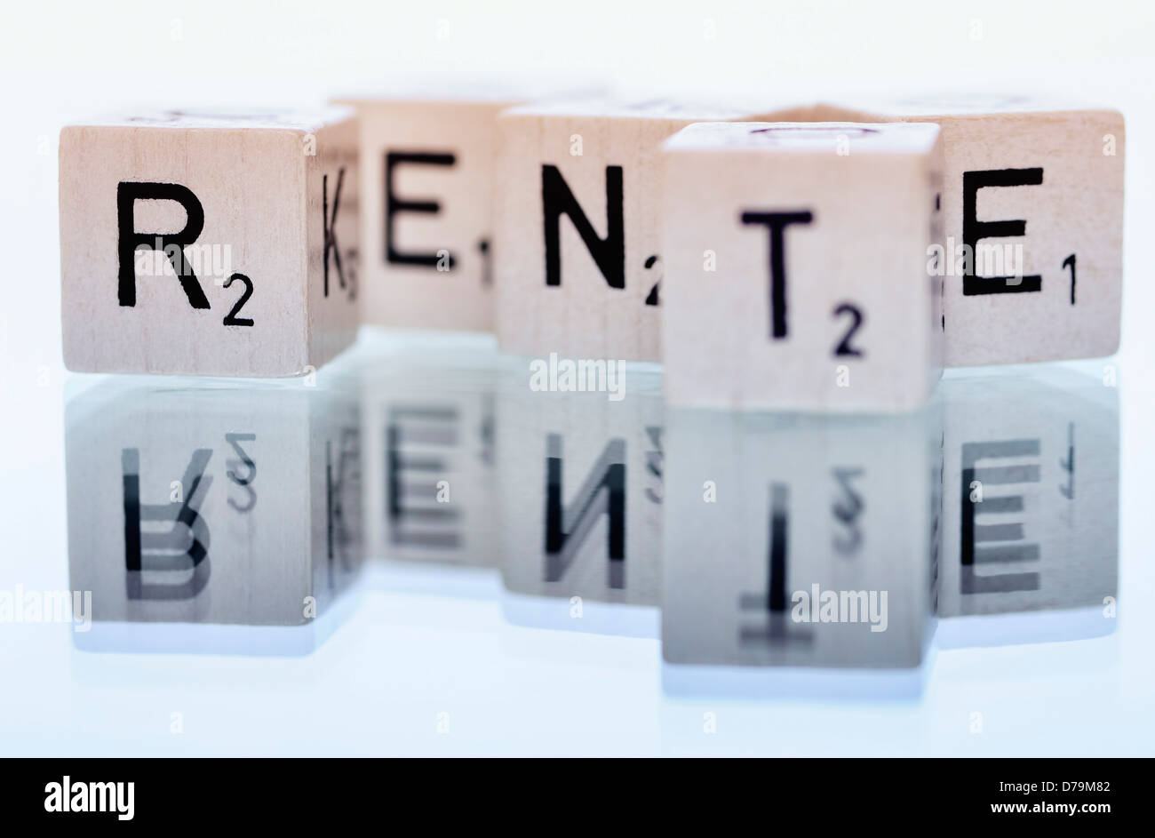 Würfel Buchstaben mit dem Wort Pension, Würfelbuchstaben Mit Dem Wort Rente Stockfoto