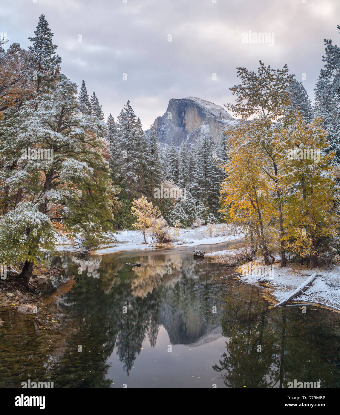 Yosemite Nationalpark, Kalifornien: Half Dome Nachdenken über Merced River mit frischem Schnee an den Ufern Stockfoto