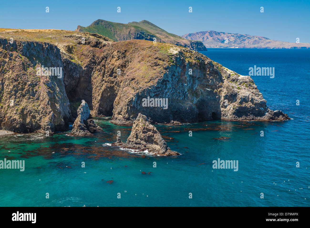 Ansicht des Cathedral Cove und Landzungen aus einem hohen Aussichtspunkt auf East Anacapa Island, Channel Islands Nationalpark, Callifornia Stockfoto