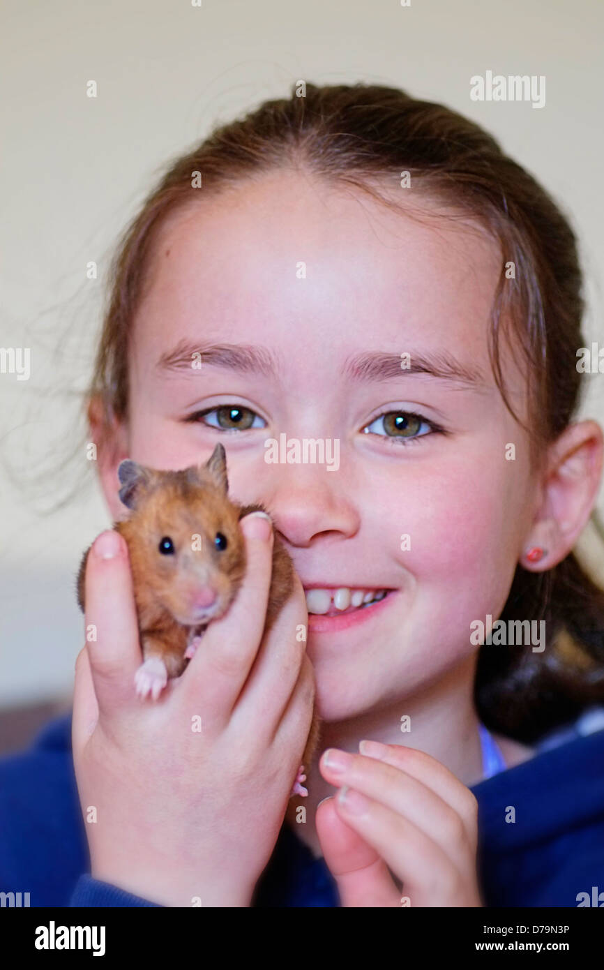 Junge Mädchen Kind Kinder Haustier Hamster, Irland Stockfoto