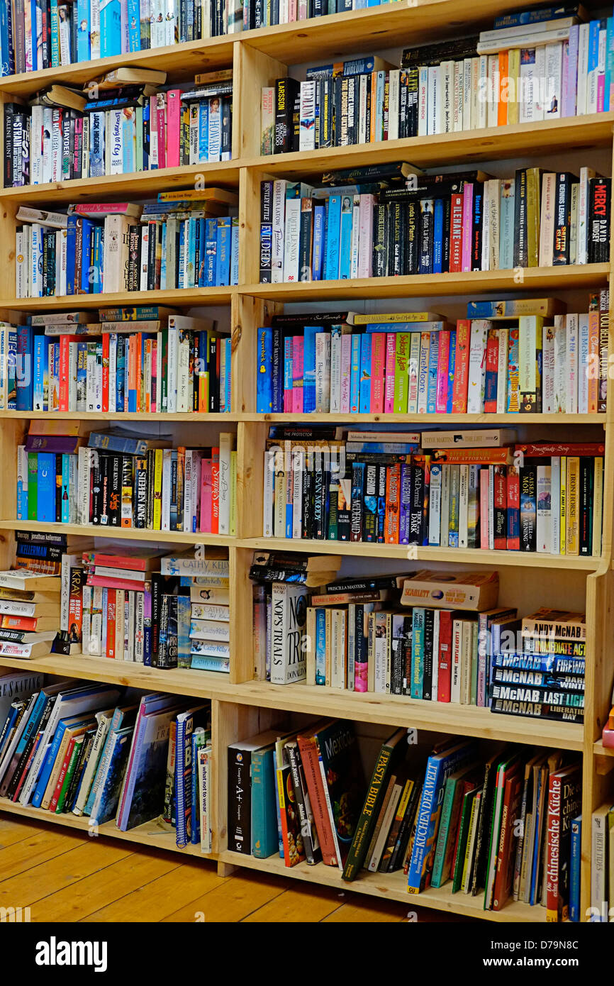 Bücherregale in einer kleinen Bibliothek in West Cork Irland Stockfoto