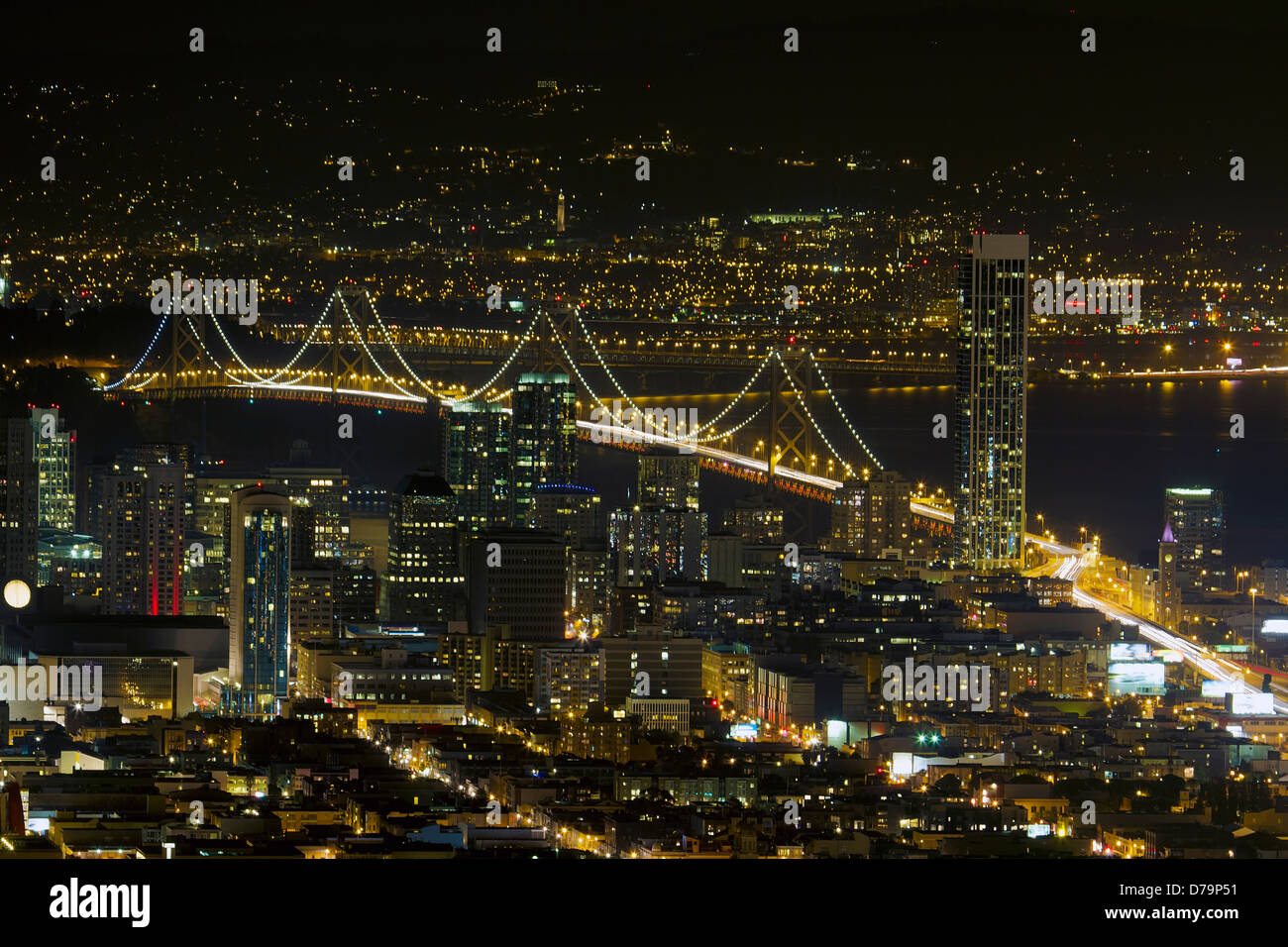 San Francisco Stadt Skyline mit Oakland Bay Bridge Nachtaufnahme Stockfoto