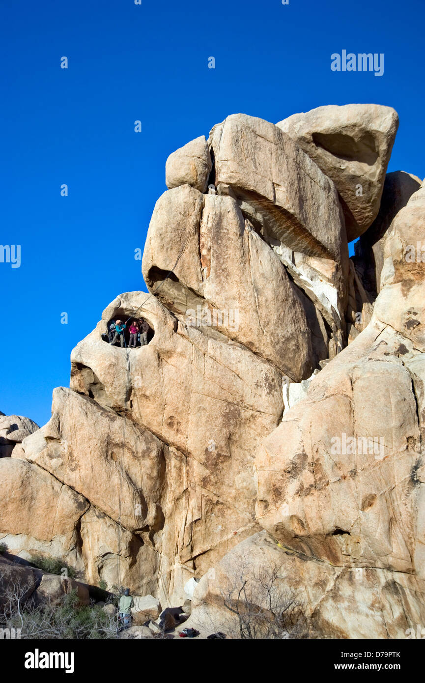 Kletterer in Höhle im Joshua Tree National Monument in Kalifornien Stockfoto
