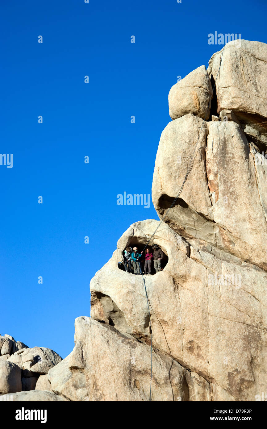 Kletterer in der Höhle bei Joshua Tee-Nationalpark in Kalifornien Stockfoto