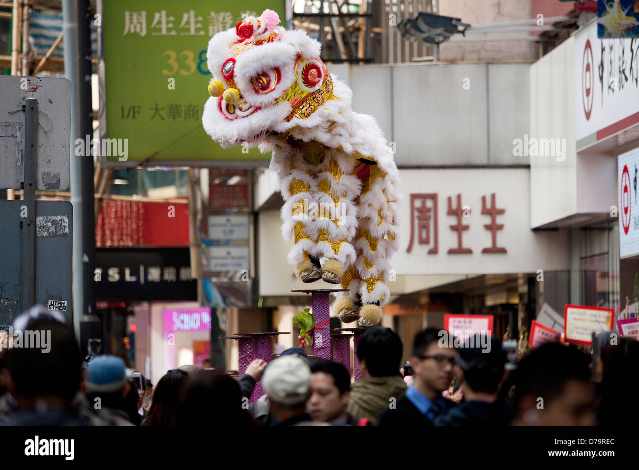 Löwentanz auf einer belebten Straße in Hong Kong Stockfoto